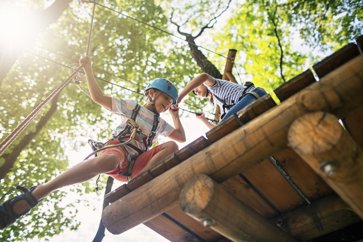 Children enjoy an aerial course 