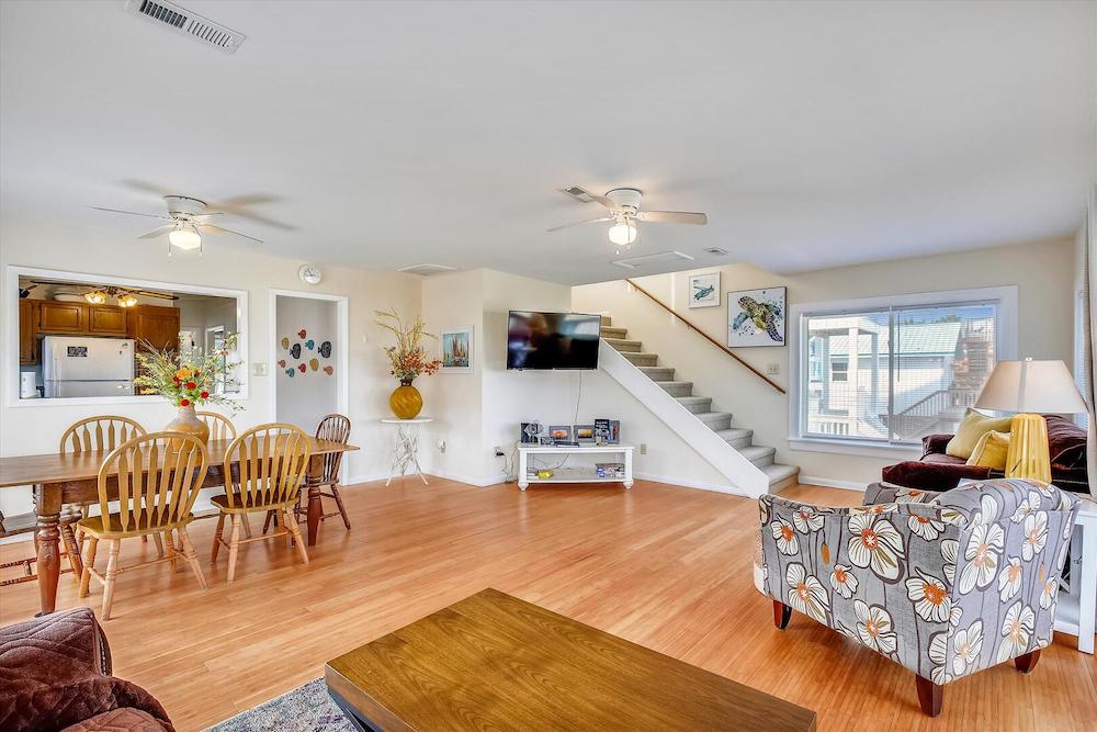 margaret rudd vacation rental living room