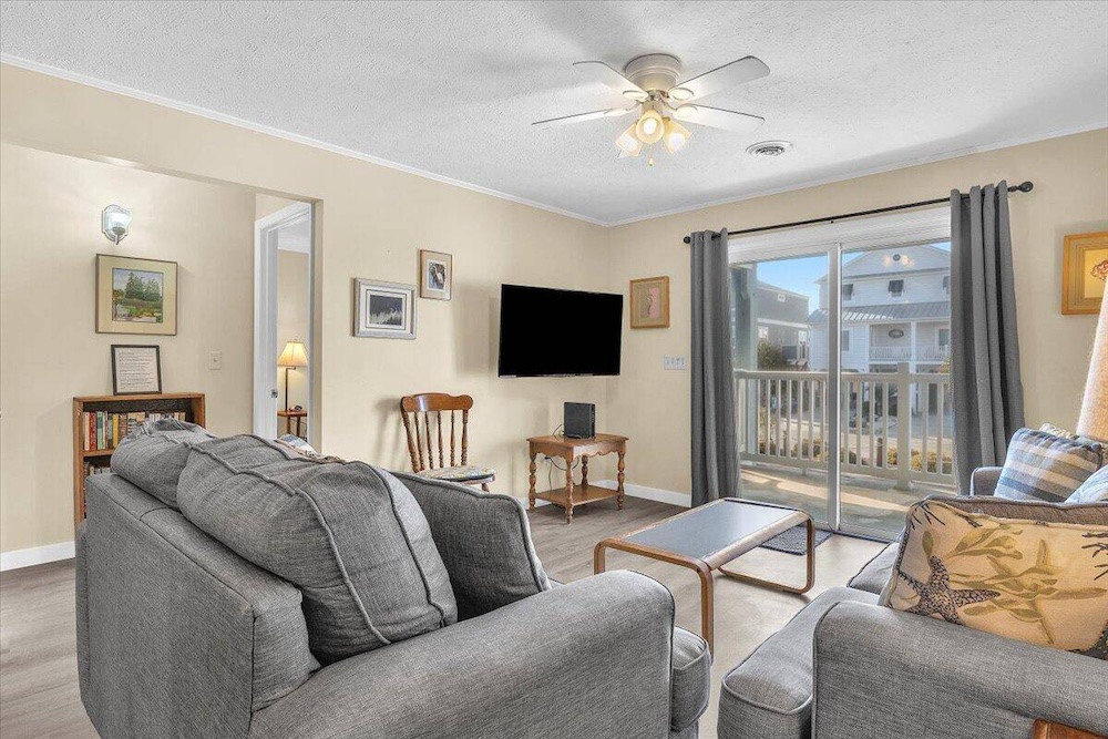 West Long Beach Villa 102 | Margaret Rudd Realtors